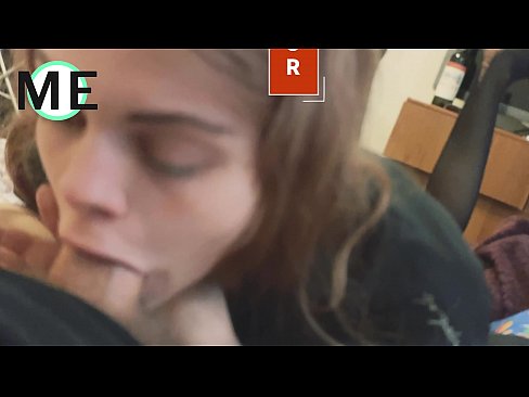 ❤️ Πούτσος στο λαιμό της, σκισμένο καλσόν και σκισμένα τακούνια ️ Όμορφο πορνό ️