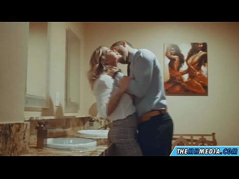 ❤️ Όταν μια πλούσια ξανθιά σε αποπλανεί σε μια δημόσια τουαλέτα ️ Όμορφο πορνό ️
